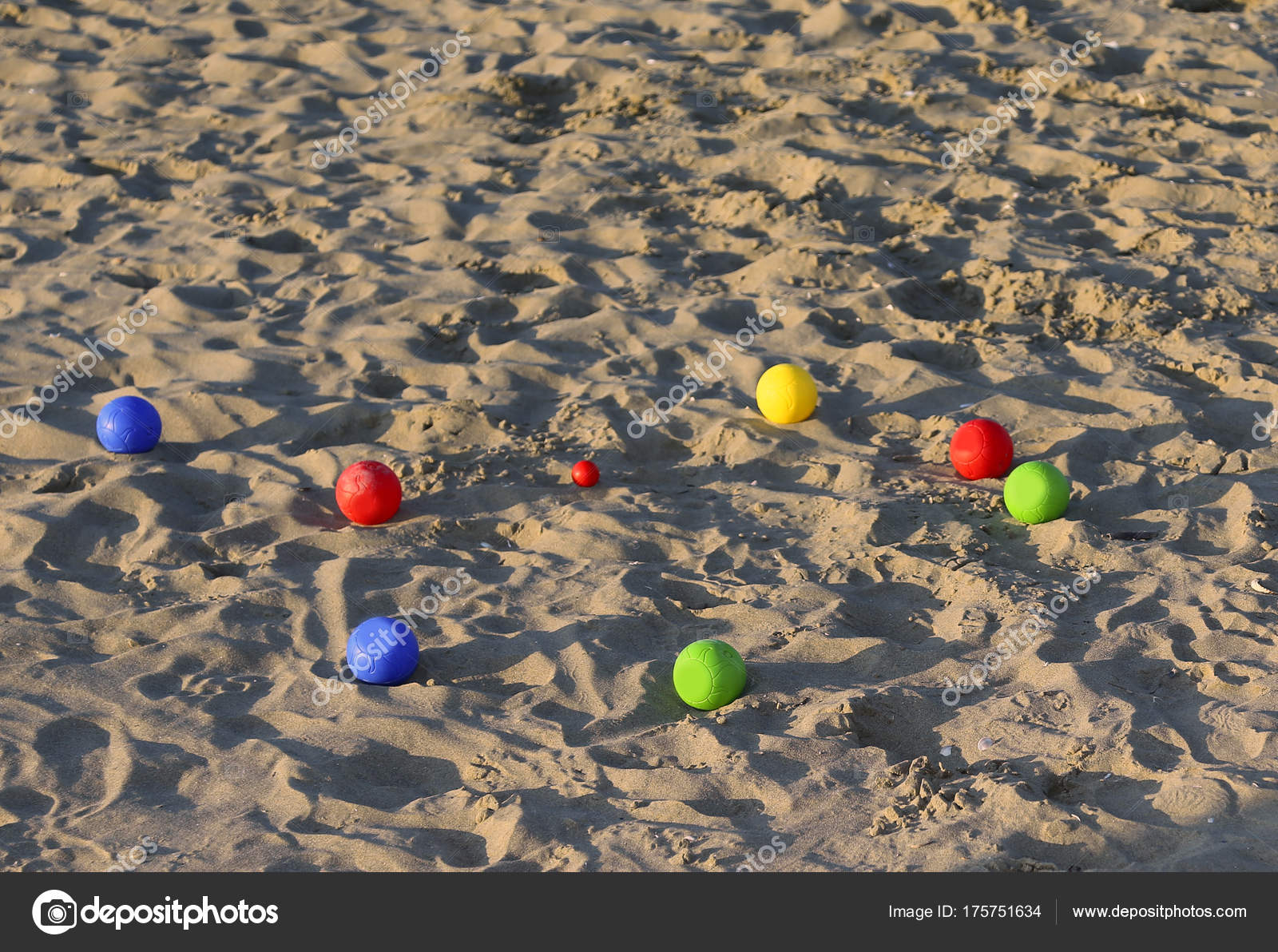 Six Game Bowls And A Small Jack On The Sea Beach Stock