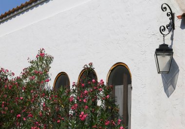 lamba ve Akdeniz evin beyaz duvardaki gölge