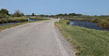 Ben Venedik yakınındaki lagün ortasında dolambaçlı yol dar