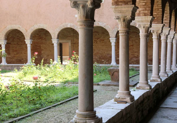 Colonnade van een middeleeuws klooster van een oud klooster — Stockfoto