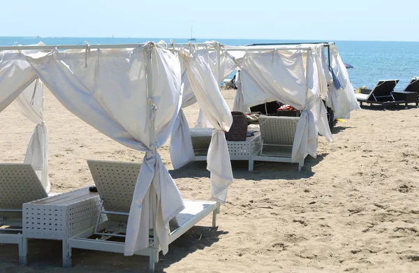 Exklusiver Luxusstrand im tropischen Resort mit Sonnenschirmen und — Stockfoto
