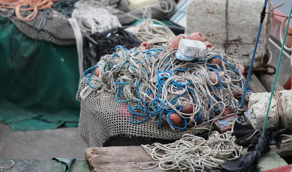 Fischernetze, die der Fischer auf See benutzt — Stockfoto