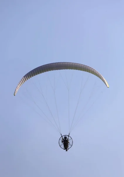 Моторизованный параплан с большим пропеллером позади мух высоко в т — стоковое фото
