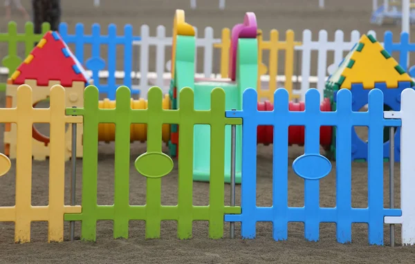 Plast staket av en lekplats på sandstranden — Stockfoto