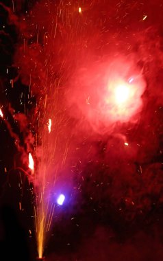 bir parti sırasında Yılbaşı kutlamak için Fireworks uygulamasını