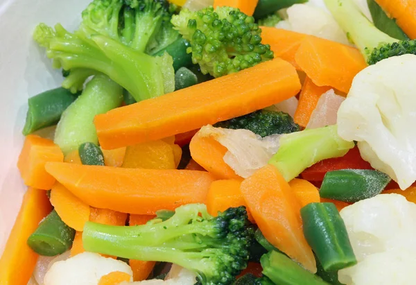 Salát z čerstvé zeleniny s mrkev květák a brokolice — Stock fotografie