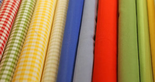 Wszelkiego rodzaju tkaniny na sprzedaż w sklepie galanteria — Zdjęcie stockowe