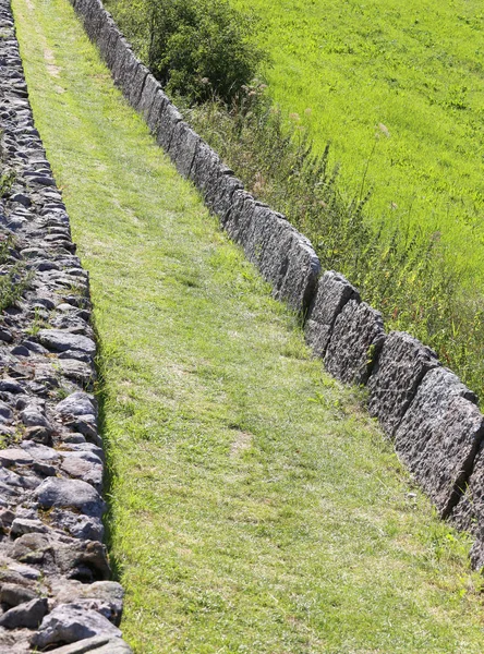 Horské cesty ohraničené kamenných bloků — Stock fotografie