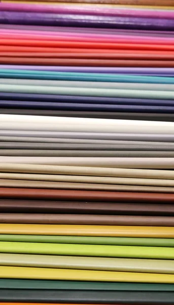 Pieces of leather on display in an Italian leather goods shop — Stock Photo, Image