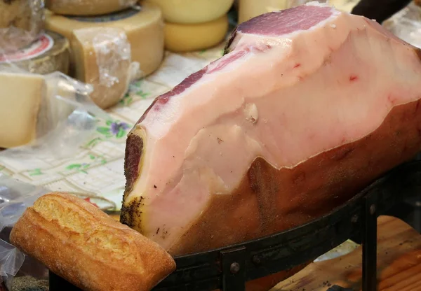 Raw ham for sale in the deli shop in Italy — Stock Photo, Image