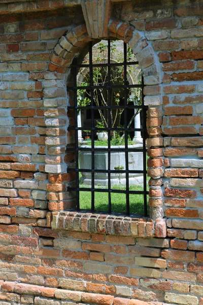 Fenster mit Metallgitter und Ziegelwand — Stockfoto