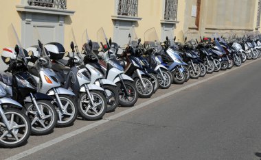Firenze, Fi, İtalya - 21 Ağustos 2015: scooter ve motosikletler p