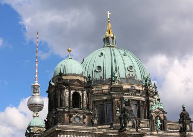 Berlin, Almanya - 19 Ağustos 2017: Katedrali ve backgrou