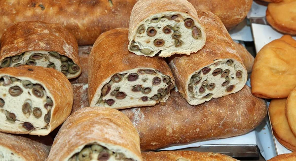 Pão recheado de azeitonas verdes para venda no Mediterrâneo — Fotografia de Stock