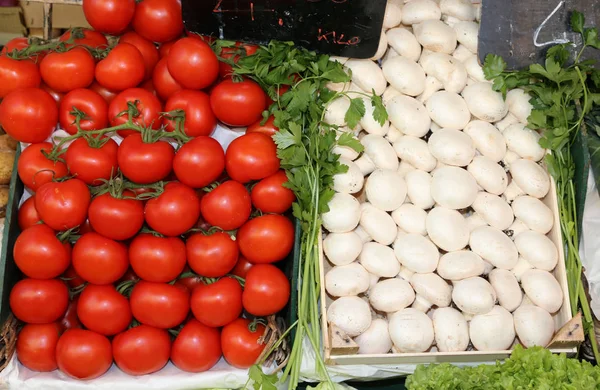 Pomodori rossi e funghi champignon bianchi in vendita nel marchio — Foto Stock