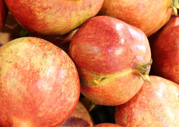 Bakgrund av många granatäpple frukter — Stockfoto