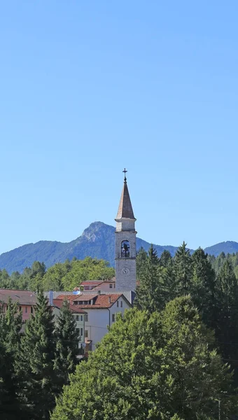 Campanario de una iglesia en el pueblo de montaña — Foto de Stock