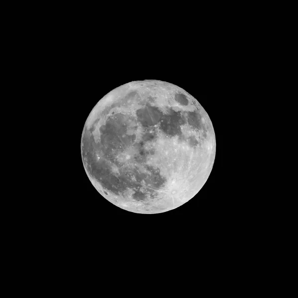 Luna llena grande brillante en el cielo negro del invierno —  Fotos de Stock