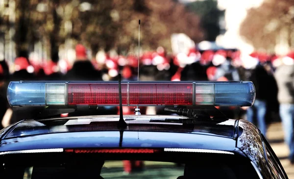 Blå och röda sirener av polisbilen i den offentliga parken med m — Stockfoto