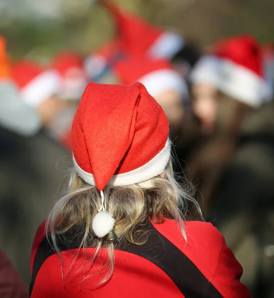 Dziewczyna z blode włosów i czerwony kapelusz Świętego Mikołaja — Zdjęcie stockowe