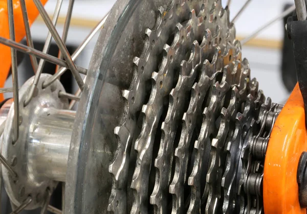 Детали металлических цепных колец велосипеда — стоковое фото