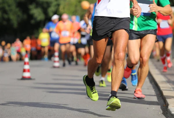 Beine des Läufers beim Laufen — Stockfoto