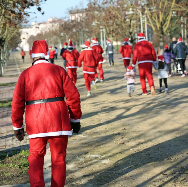 Personas con vestido rojo de Santa Claus — Foto de Stock