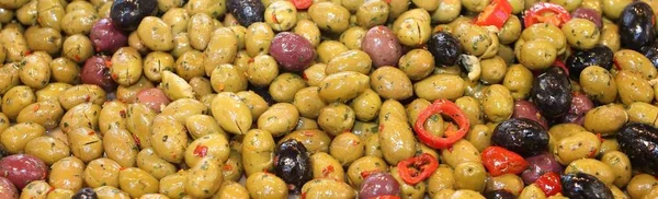 Contexto das azeitonas mediterrânicas à venda no mercado local — Fotografia de Stock