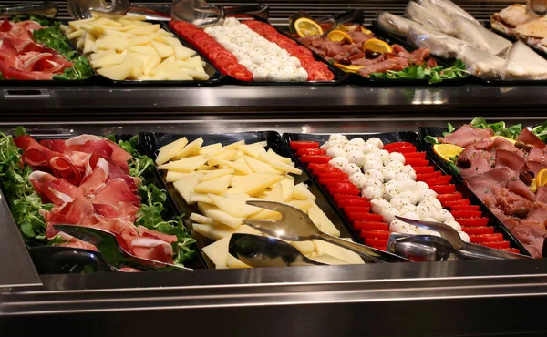 domates mozzarella peynir ve vegetabl Bar tepsisi ile dolu