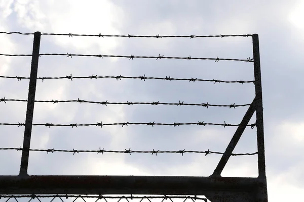 Barbed wire in the refugee camp to avoid the evasion of the peop — Stock Photo, Image