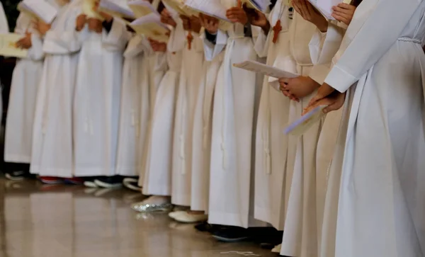 Kinderen met witte tuniek tijdens de religieuze rite van de eerste — Stockfoto