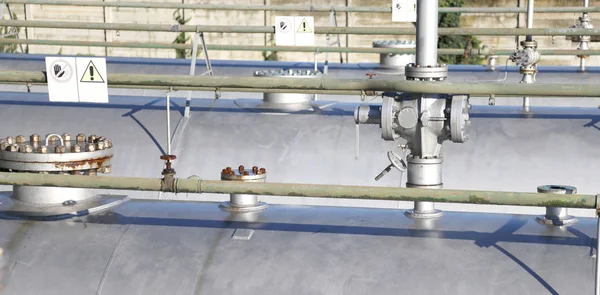 Rafineri gaz depolama için metal silindirler üzerinde vanalar — Stok fotoğraf