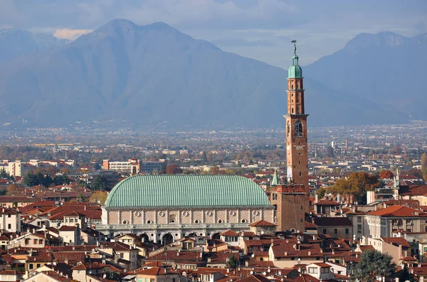 VICENZA città in Italia e il monumento BASILICA PALLADIAN — Foto Stock