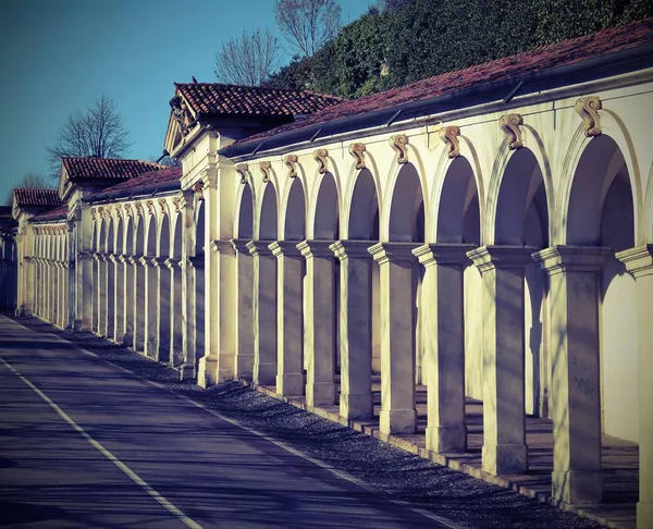 Passerella per i pellegrini per raggiungere il santuario della Madonna chiamato M — Foto Stock