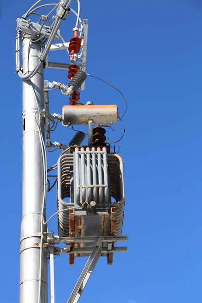 Elektrisk transformator och högspänning elektriska kablar — Stockfoto
