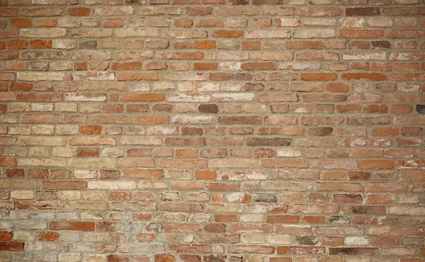 pek çok kırmızı tuğla ile yapılan büyük duvar