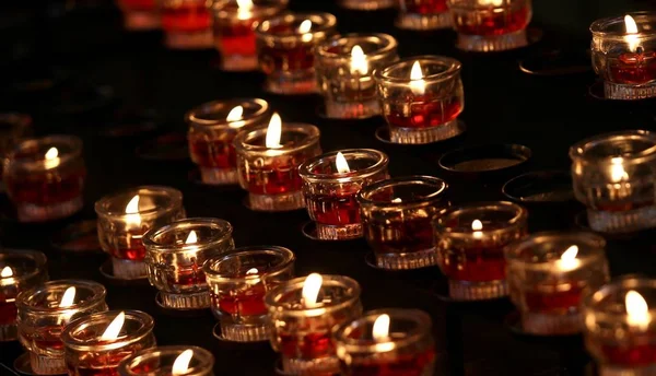 Molte candele nella chiesa durante il rito religioso — Foto Stock