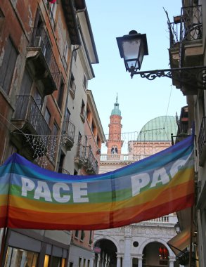 çok renkli bayraklar, dar Via della Citta di Vicenza ile