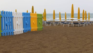 Çocuk ve kapalı umbrel olmadan kum plajındaki Bahçesi