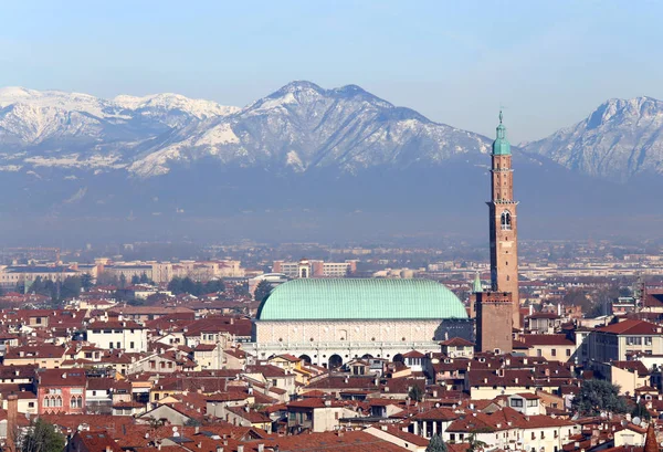 Пам'ятник в місті Vicenza в Італії називають базиліки Паладіана триватиме в — стокове фото