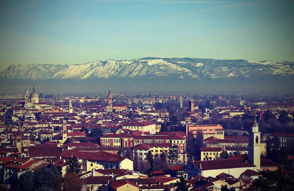 Panoramisch uitzicht over de stad vicenza in Italië in winnaar — Stockfoto