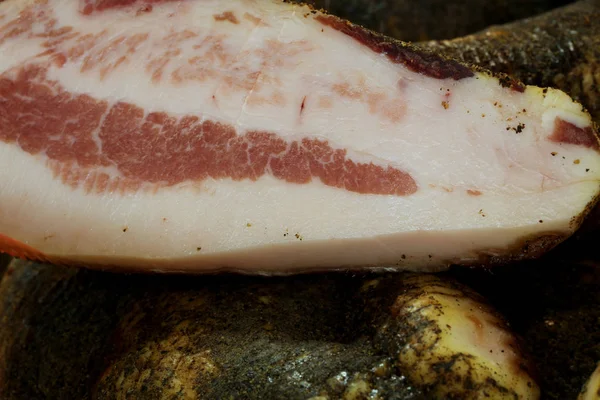 Ventre de porc avec beaucoup de graisse pour préparer des plats caloriques — Photo