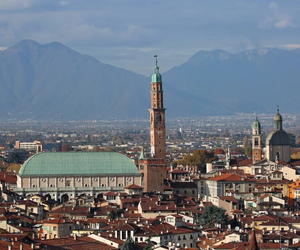 Vicenza stad in Italië en het monument genoemd basiliek Palladiaanse — Stockfoto