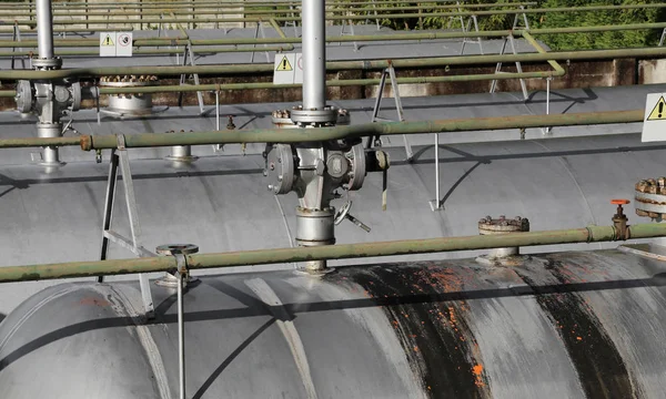 Entlüftungsventile über Druckbehältern zur Gasspeicherung in der Industrie — Stockfoto