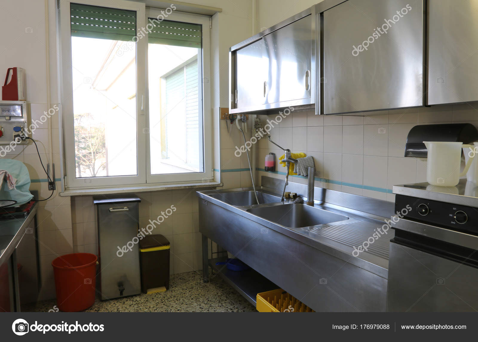 Cozinha Industrial Com M Veis Em A O De Mancha Stock Photo Cozinha Industrial Com M Veis Em A O De Mancha Stock Photo