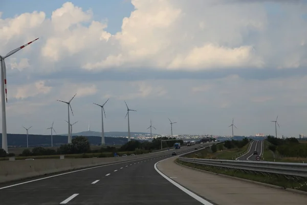 クリーンな電力の生産のための風力タービン付近の h — ストック写真