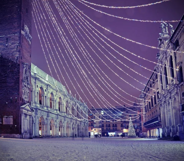 Vicence en Italie la nuit avec neige et lumières de Noël — Photo