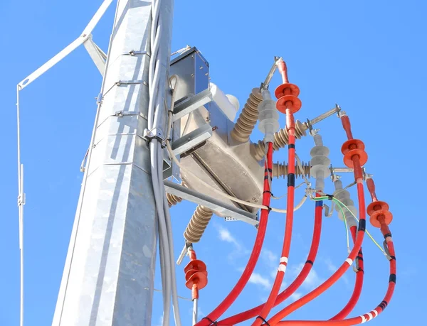 Poteau avec transformateur électrique et électr haute tension rouge — Photo