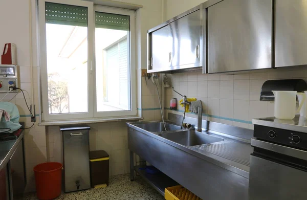 Cozinha industrial com móveis em aço manchado — Fotografia de Stock
