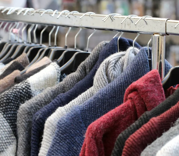 Mucha ropa usada en el mercado de pulgas — Foto de Stock